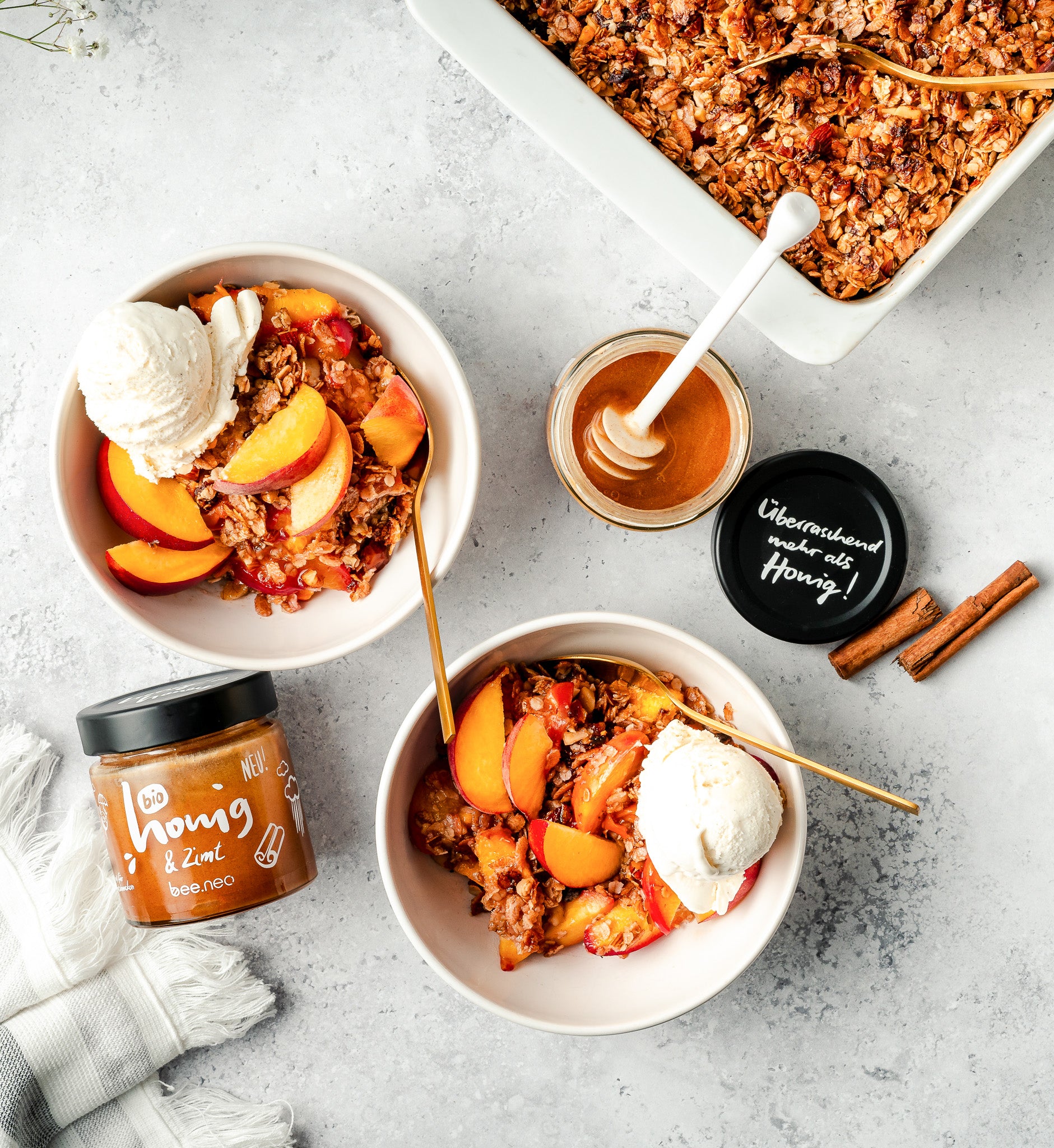 Sommer Crumble Rezept mit Pfirsichen und Honig &amp; Zimt - bee.neo