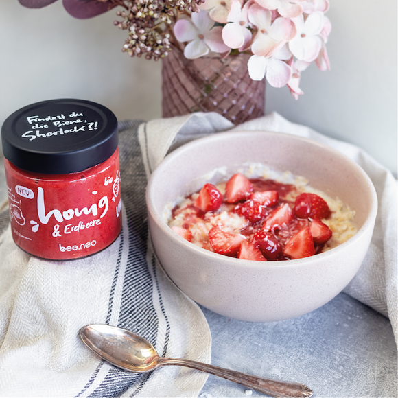 Erdbeer-Kokos Porridge mit Honig & Erdbeere